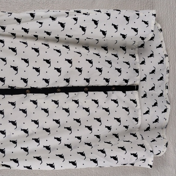 Love Me I'm Gorgeous White Black Cat Print Collared Sleeveless Button Down Top - Picture 3 of 13